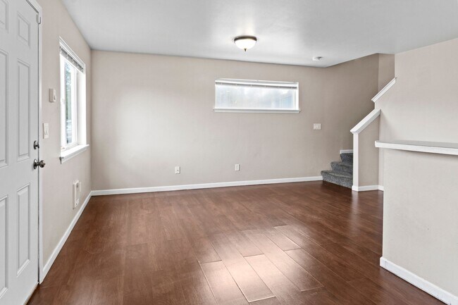 Building Photo - Spacious 2-Bedroom Duplex Near Tacoma Mall...