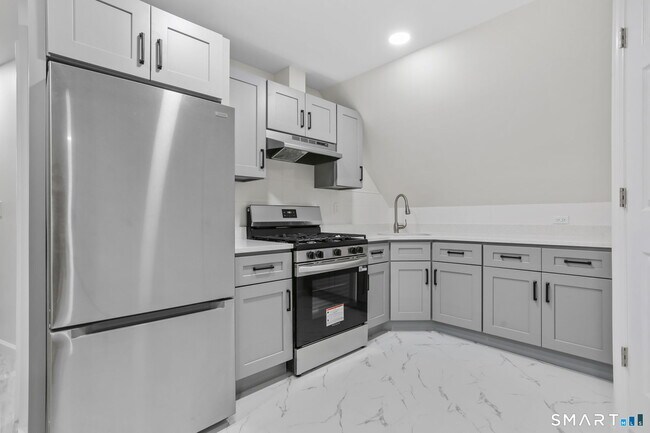 Building Photo - 661-663-663 Iranistan Ave