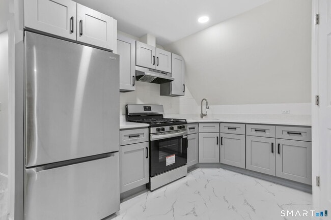 Building Photo - 661 Iranistan Ave