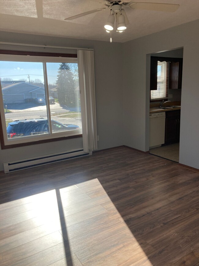 Building Photo - Immaculate Updated 2 Bedroom with 1 Bath