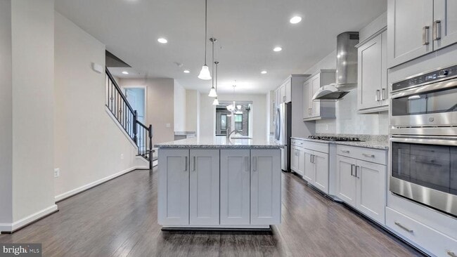 Building Photo - 513 Riversail Ln