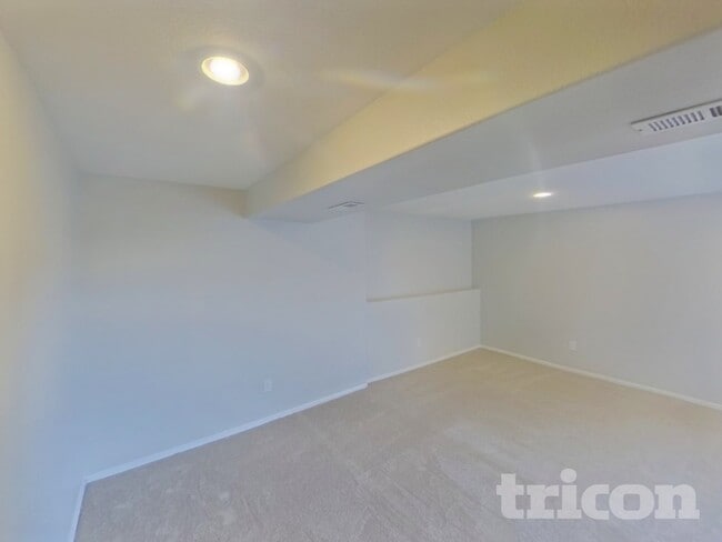 Building Photo - 7335 Dobbs Dr