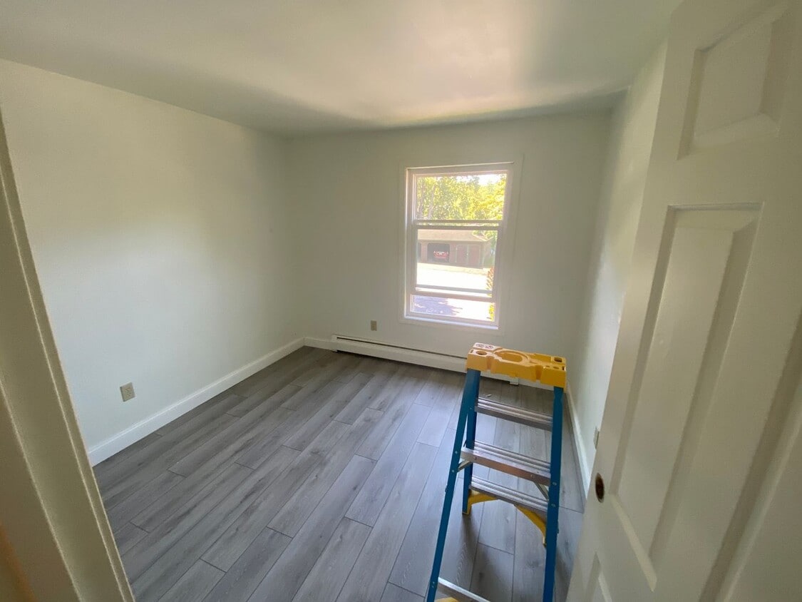 Building Photo - 2BD/1BA Second Floor Unit