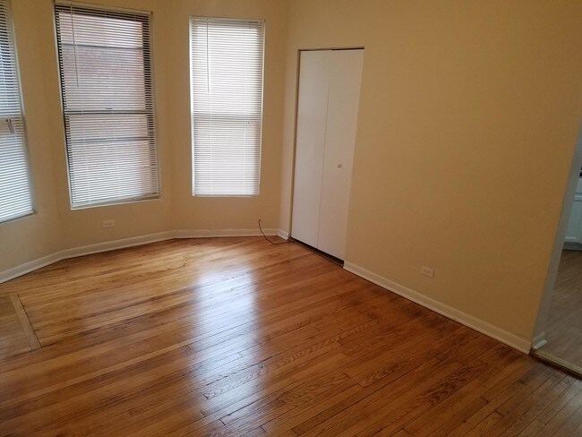 Building Photo - 3 bedroom in Chicago IL 60653