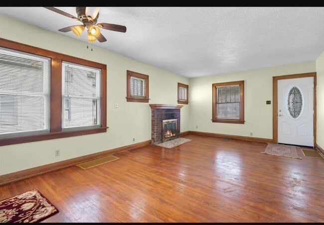 Building Photo - 2 Bedroom 1 Bathroom House, 1/2 OFF FIRST MONTHS RENT!!!