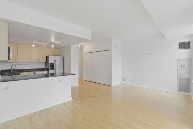 Foto del edificio - 330 West Grand-808