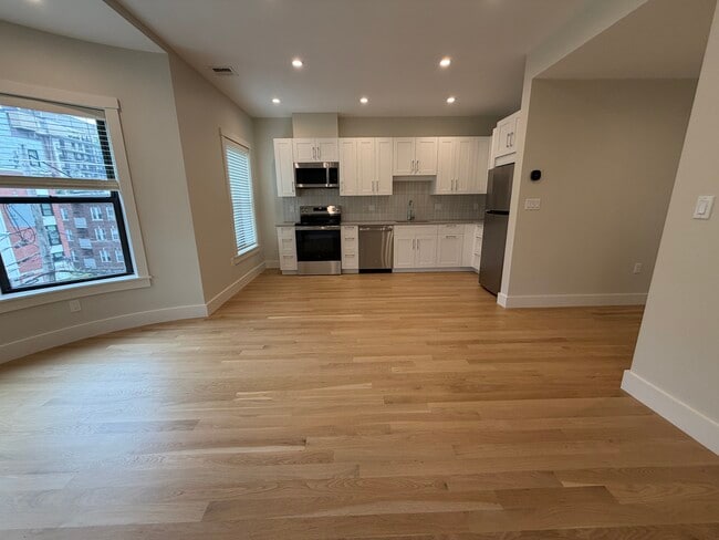 Building Photo - 33 Longwood Ave