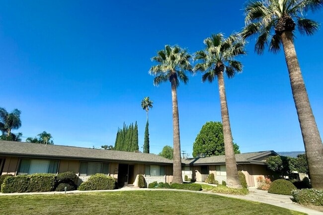 Building Photo - Country Club Villas