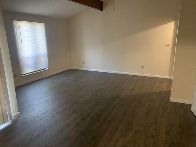 Building Photo - 451 Westwood Dr
