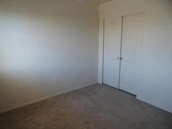 Building Photo - HOUSE FOR RENT