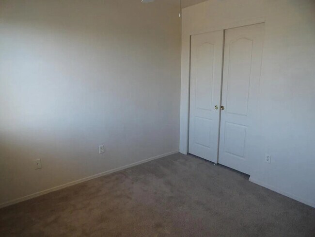 Foto del edificio - HOUSE FOR RENT