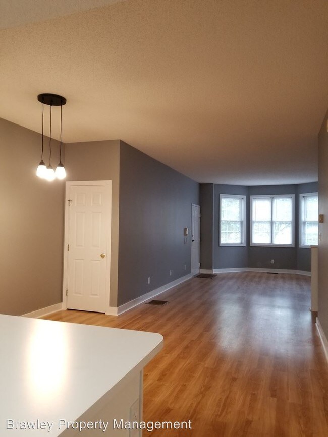 Building Photo - 3 br, 2 bath Apartment - 351 S. Madison St