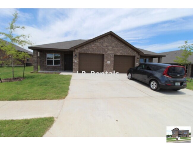 Foto del edificio - 118 Wind Ridge Dr