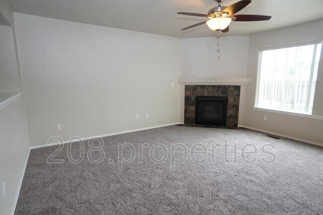 Building Photo - 1556 Gold St