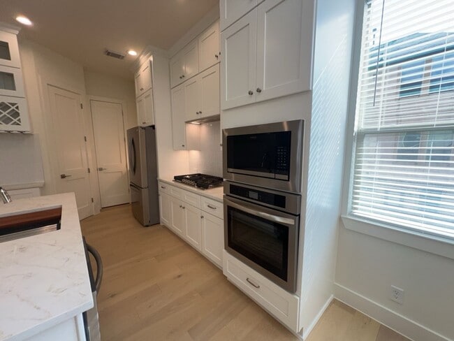 Building Photo - 10607 Enclave Shadows Ct