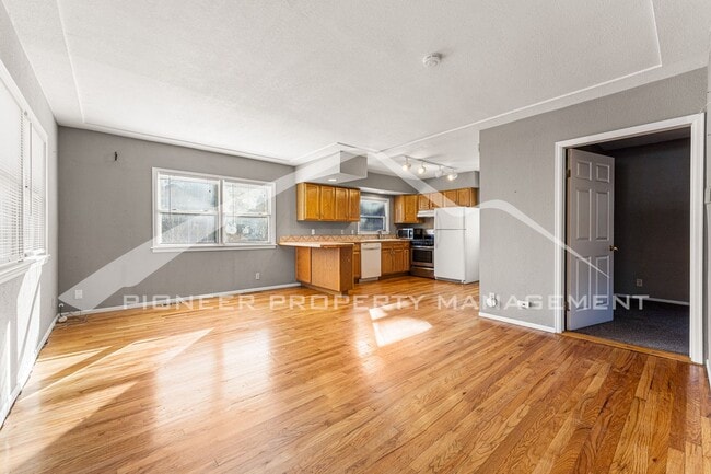 Building Photo - Spacious House with Fenced Yard & Washer/D...