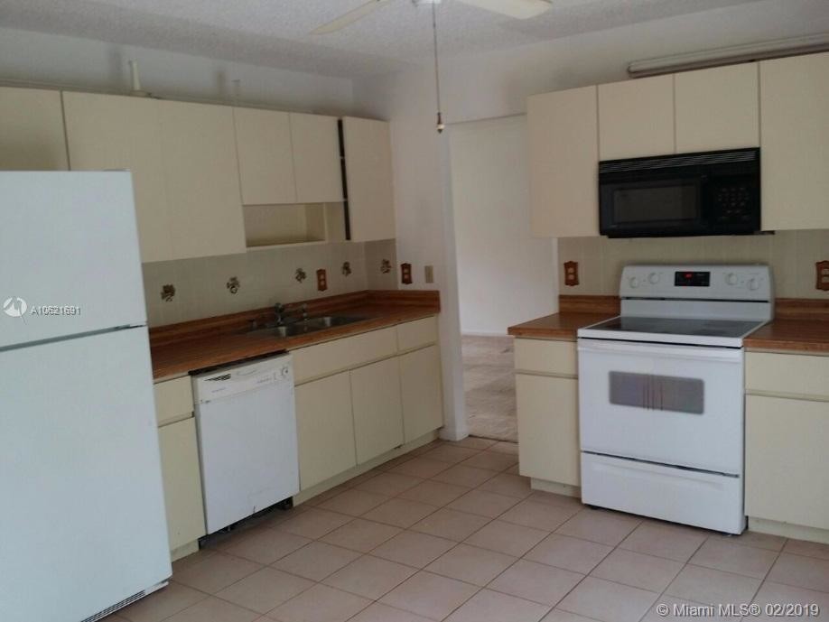 Foto del edificio - 16369 Hamlin Blvd