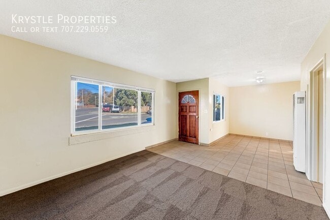 Building Photo - Available now! Charming 2 bed, 1 bath dupl...