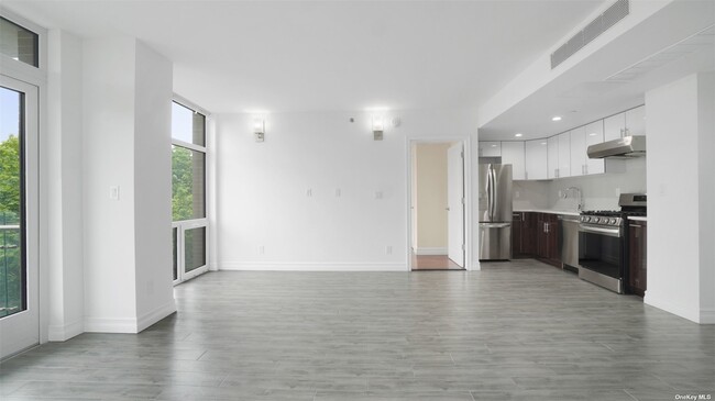 Building Photo - 65-18 Austin St