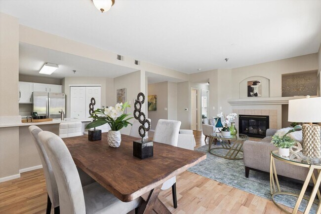 Building Photo - Recently Remodeled Unit