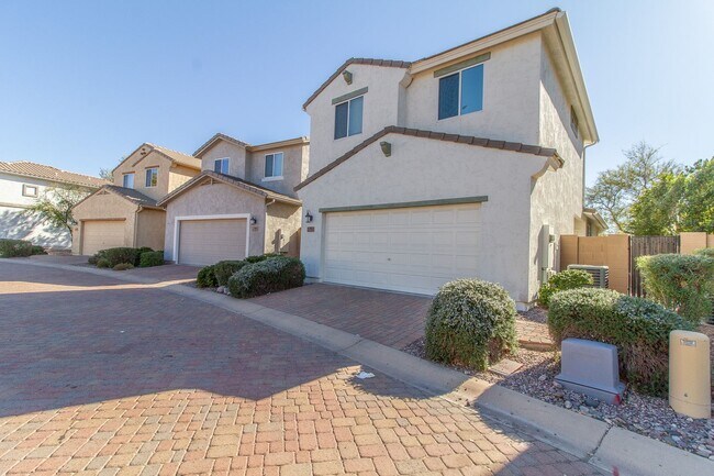 Foto del edificio - GORGEOUS 3BED 2.5 BATH HOME  NEAR CRIMSON/US60