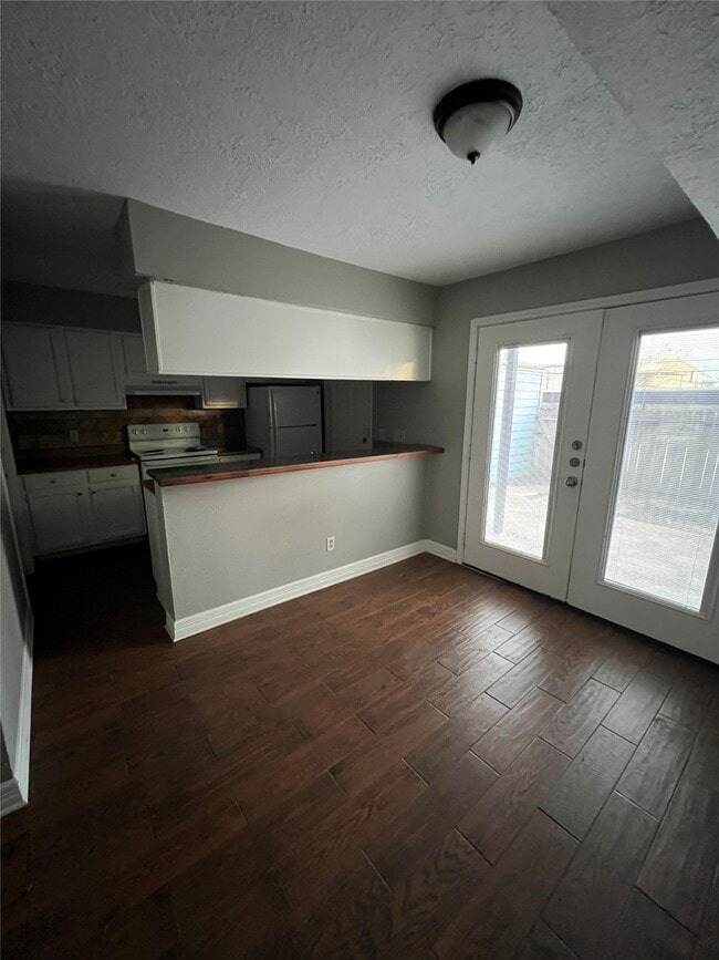 Building Photo - 1945 Miramar Green St