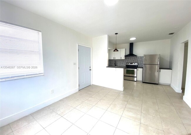 Foto del edificio - 120 NE 55th St