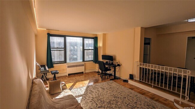 Foto del edificio - 98-26 64th Ave