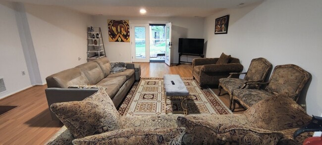 Building Photo - 332 Greenhill Way