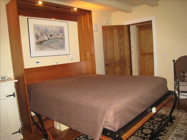 Cama plegable en el dormitorio uno. Se convierte en escritorio al cerrarla. - 501 Beach Dr