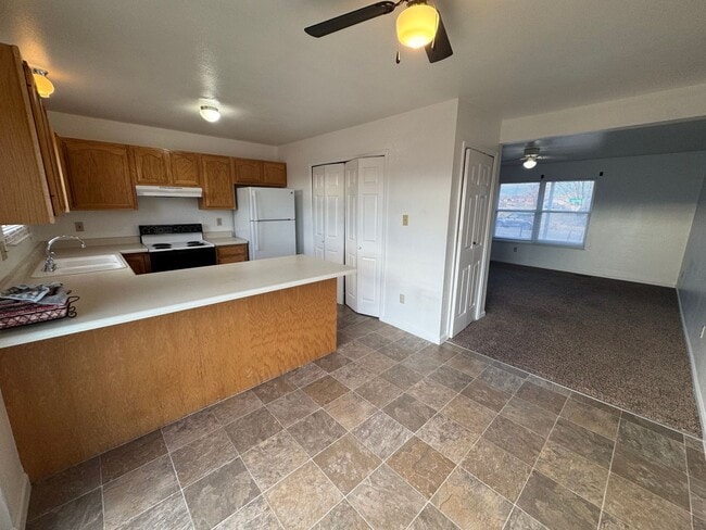 Building Photo - 496 W Bellflower Dr