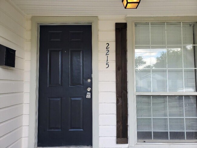 Foto del edificio - 2215 Kathleen Ave