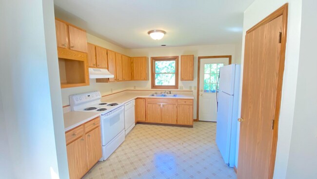Building Photo - 4250 Menga Dr