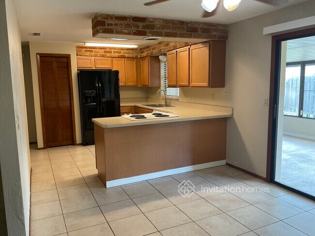 Building Photo - 824 Upland Dr
