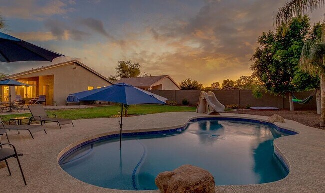 Foto del edificio - 13446 W Port Royale Ln