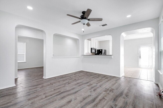 Foto del edificio - ***APPLICATION CURRENTLY UNDER REVIEW***Luxurious Move-In Ready Home with Versatile Living Spaces