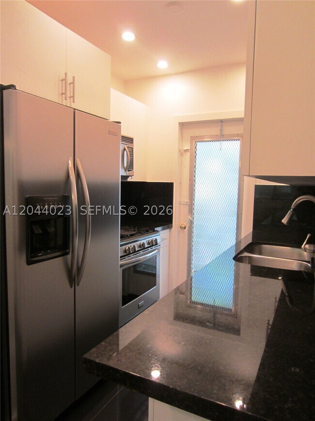 Foto del edificio - 8132 Harding Ave