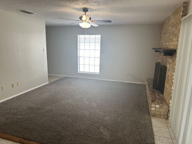Building Photo - Great Half duplex in Irving!