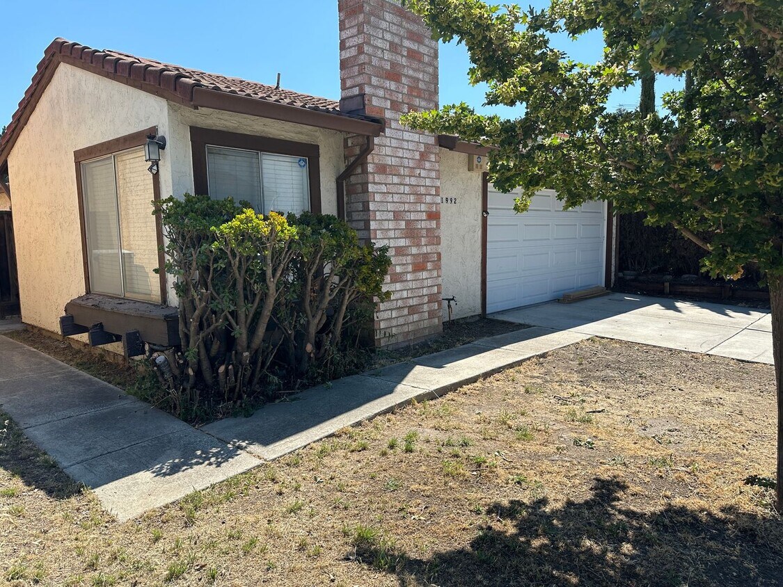 Primary Photo - 3-bedroom, 2 car garage, dishwasher, stove...