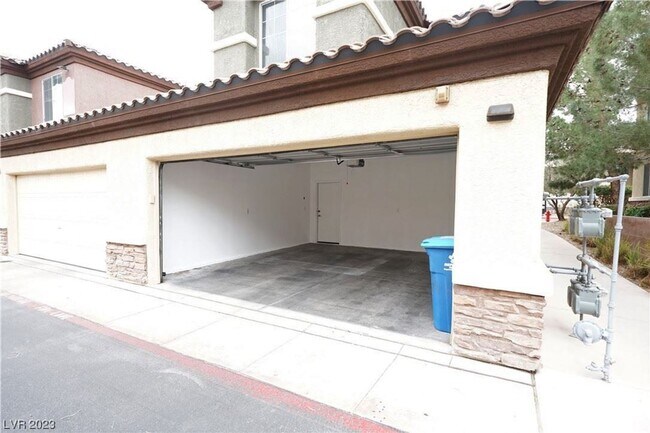 Foto del edificio - SHOWINGS AVAILABLE NOW