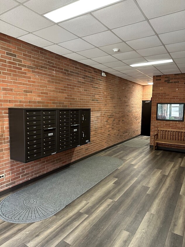 Lobby - 1351 N Western Ave