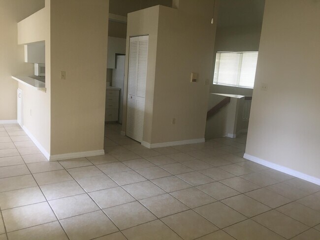 Building Photo - 1304 Glenmoor Dr