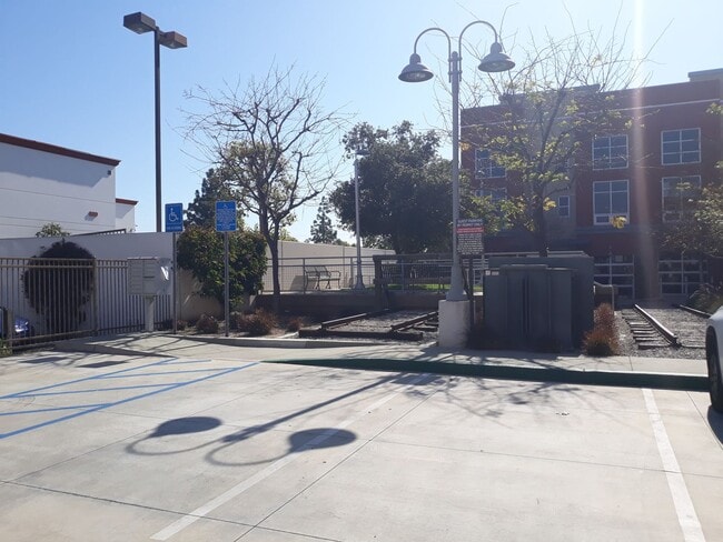 Building Photo - MOVE IN READY  Fully Furnished **Gorgeous ...
