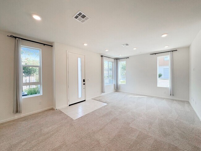 Foto del edificio - Beautiful 3B/2.5BA Townhome in Vista for R...