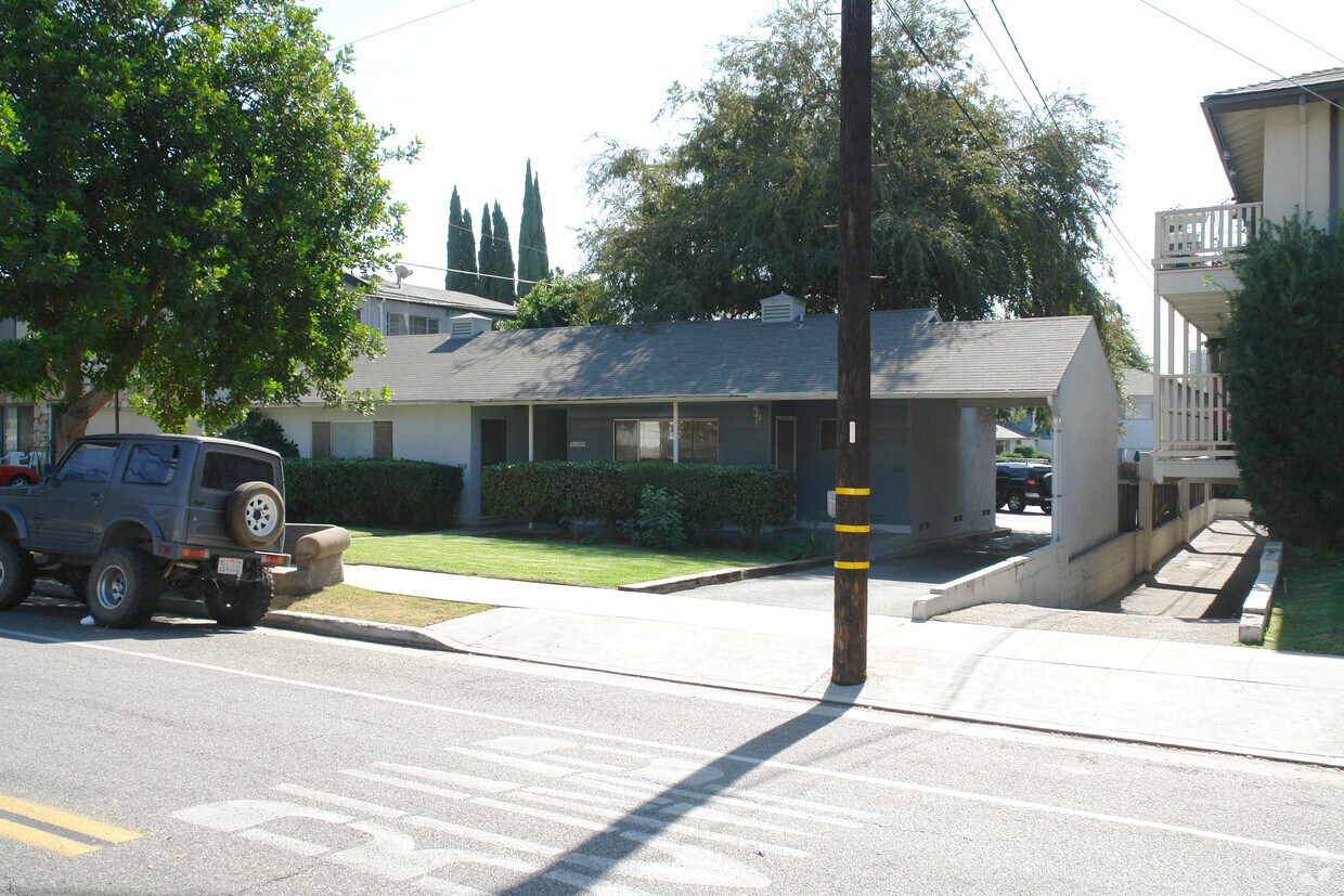 Primary Photo - 208 E Stocker St