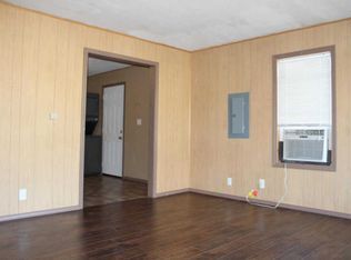 Building Photo - Super Clean 2 bedroom - 1 bathroom Bungalow