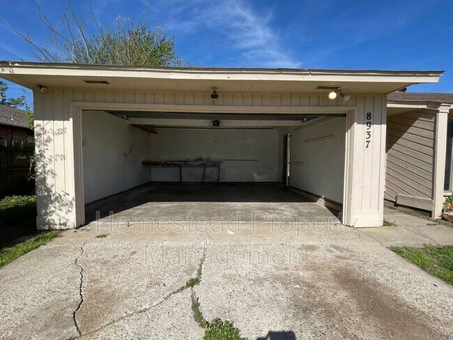 Building Photo - 8937 N Eagle Ln