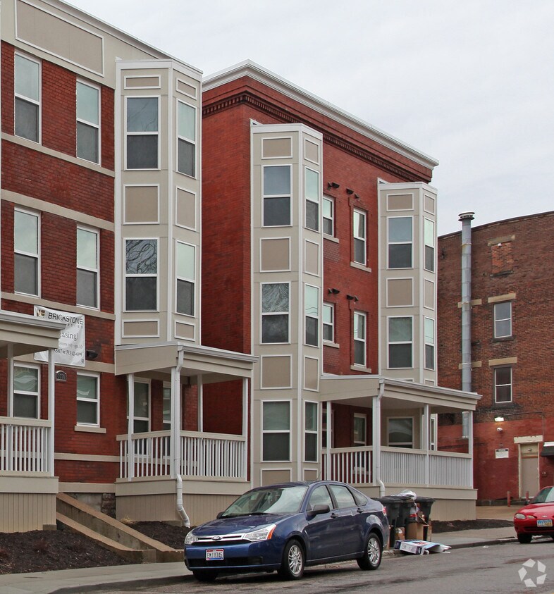 Foto del edificio - 3326 Woodburn Ave