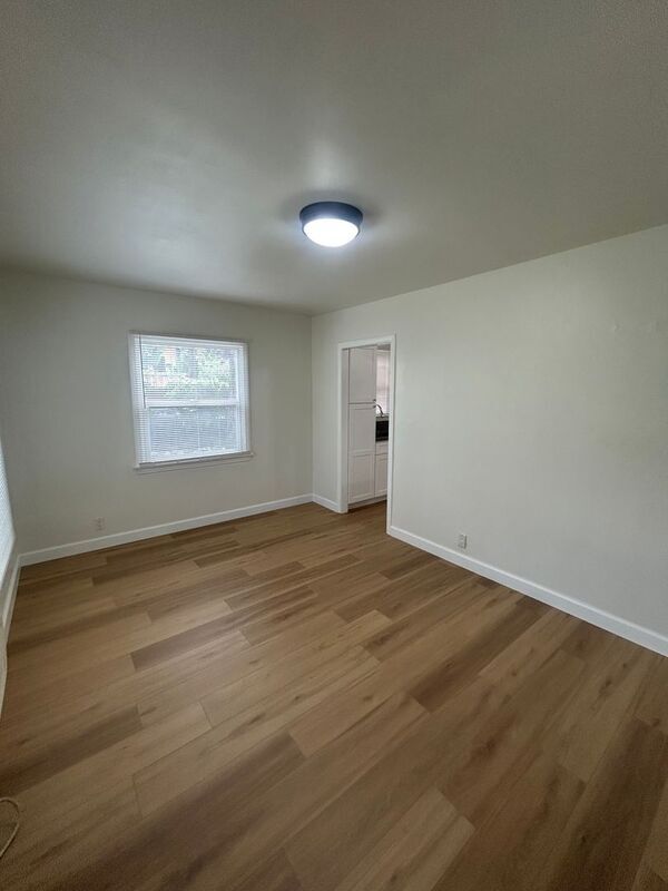 Foto del edificio - 10017 Silverton Ave
