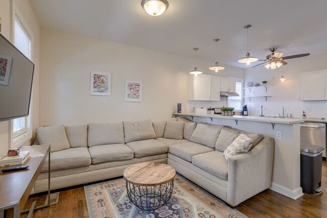 Building Photo - Charming 3 Bedroom with Fenced Yard & Park...